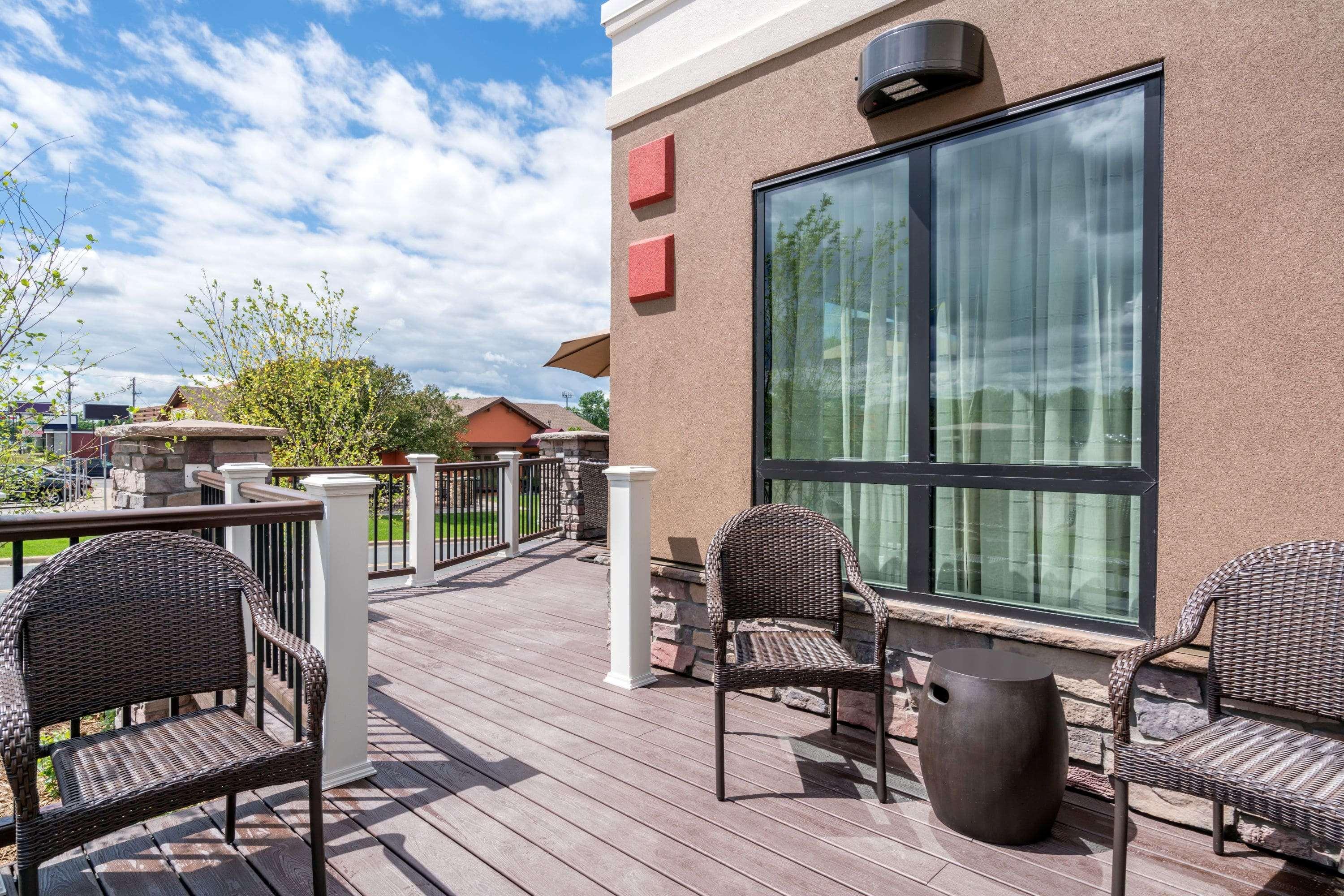 Ramada By Wyndham Minneapolis Golden Valley Exterior photo