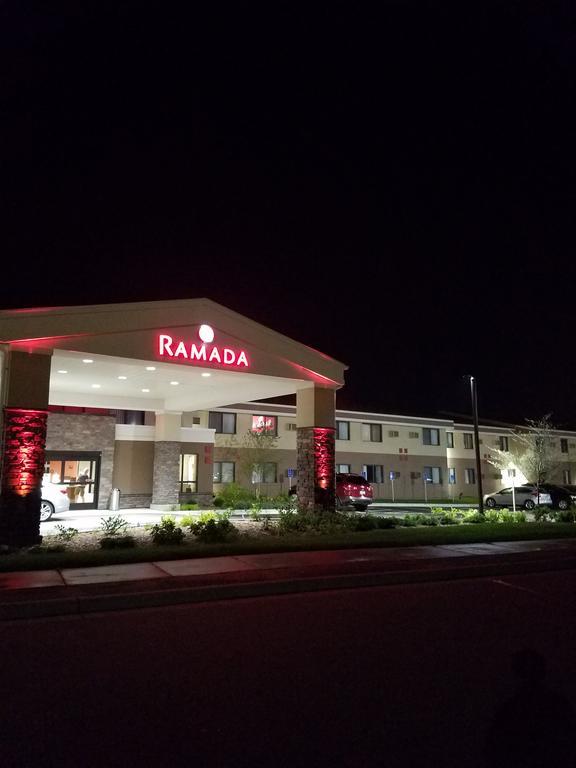 Ramada By Wyndham Minneapolis Golden Valley Exterior photo