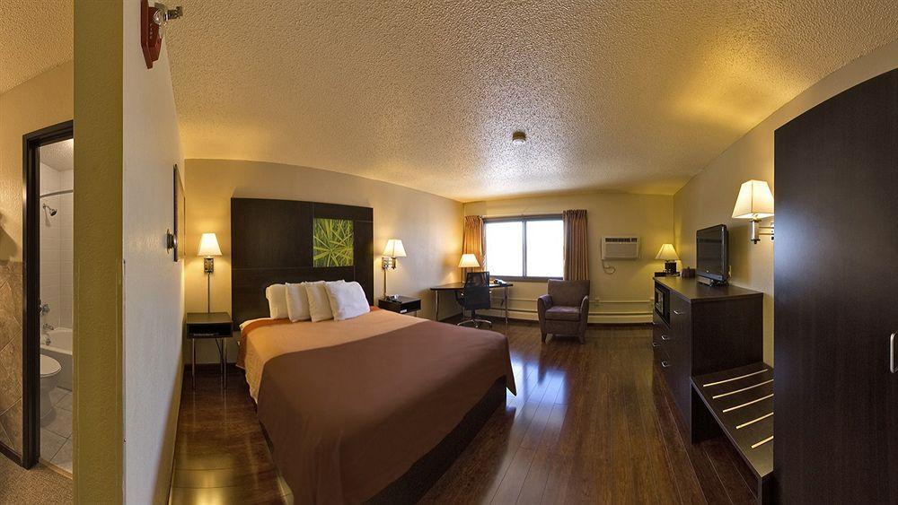 Ramada By Wyndham Minneapolis Golden Valley Exterior photo