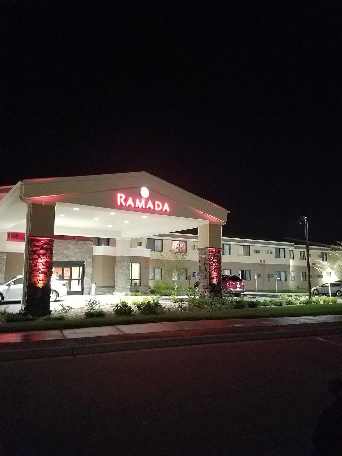 Ramada By Wyndham Minneapolis Golden Valley Exterior photo